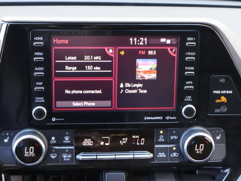 Used 2021 Toyota Highlander XLE image 3