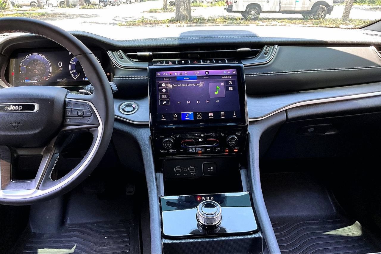 Used 2025 Jeep Grand Cherokee Limited w/ Black Appearance Package RWD image 9