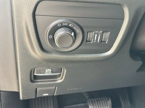Used 2025 Jeep Grand Cherokee Altitude AWD/4WD image 13