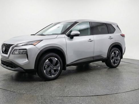 Used 2025 Nissan Rogue SV image 3