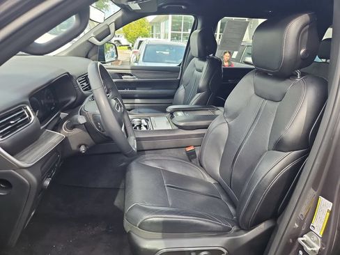 Certified 2024 Jeep Wagoneer Series II w/ Flexible Seating Group AWD/4WD image 12