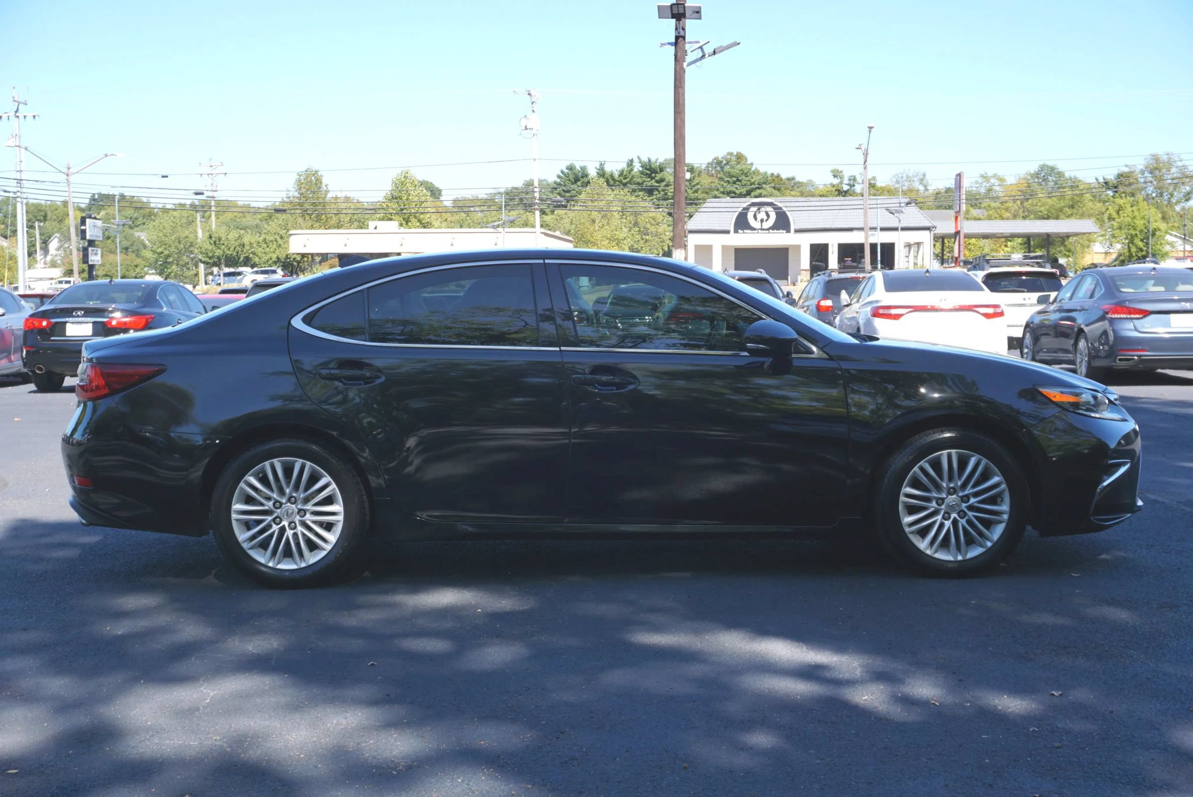 Used 2016 Lexus ES 350 w/ Premium Package w/Wood Trim FWD image 4