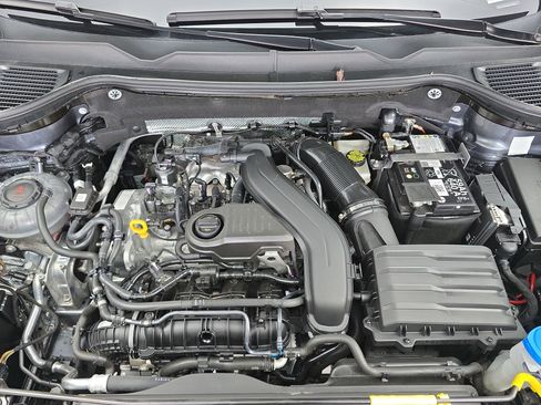 Certified 2024 Volkswagen Taos SE image 30