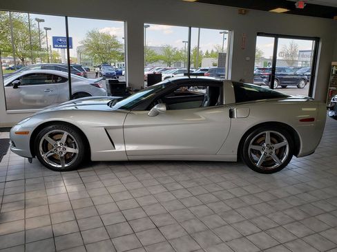 Used 2007 Chevrolet Corvette Coupe w/ Preferred Equipment Group RWD image 2
