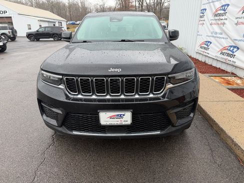 Used 2023 Jeep Grand Cherokee Laredo image 2