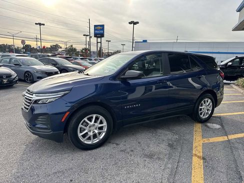 Used 2023 Chevrolet Equinox LS w/ LS Convenience Package image 4