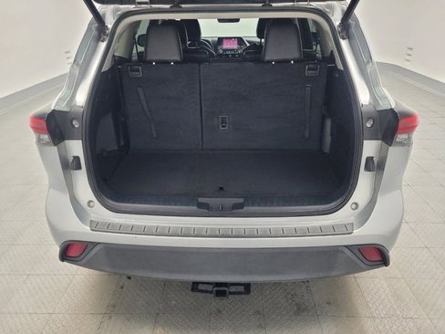 Used 2022 Toyota Highlander XLE FWD image 29