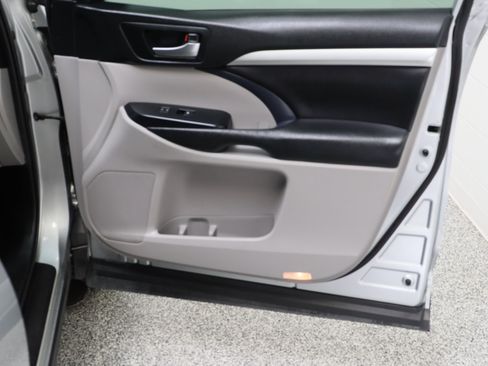Used 2019 Toyota Highlander XLE FWD image 40