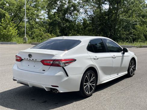 Used 2019 Toyota Camry SE w/ Convenience Package FWD image 5