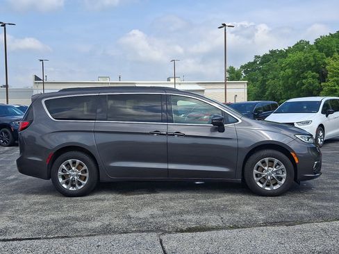 Used 2022 Chrysler Pacifica Touring-L AWD/4WD image 13