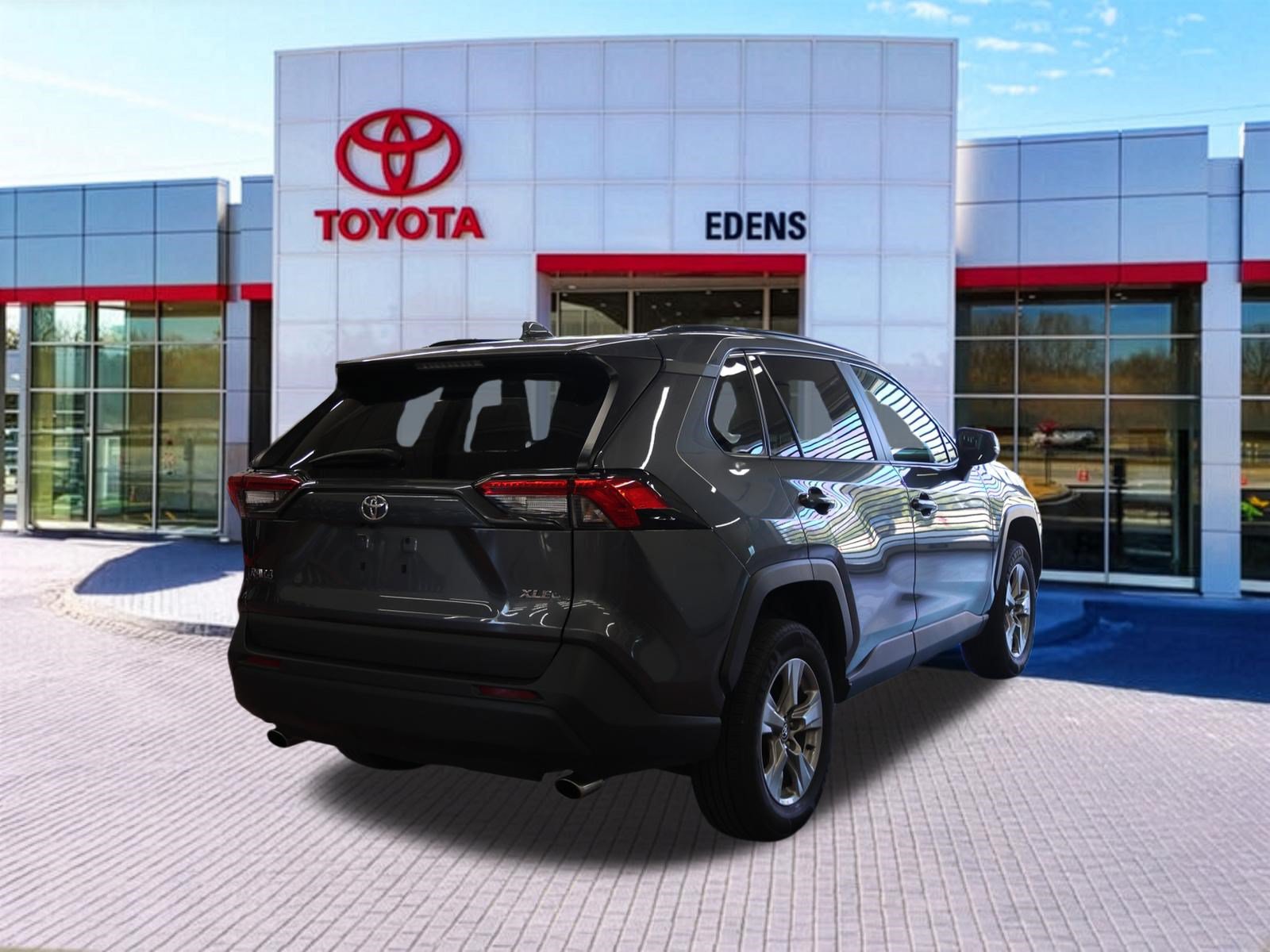 Used 2024 Toyota RAV4 XLE FWD image 3