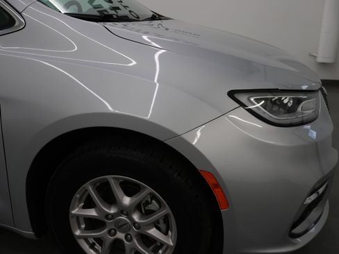 Used 2024 Chrysler Pacifica Touring-L FWD image 22