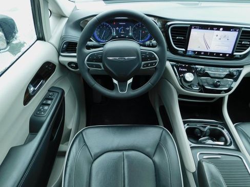Used 2023 Chrysler Pacifica Limited image 16