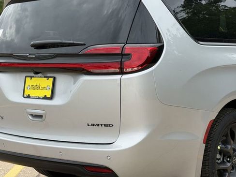 New 2026 Chrysler Pacifica Limited image 10