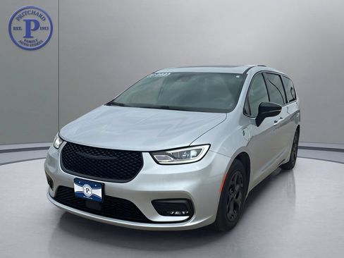 Used 2023 Chrysler Pacifica Limited w/ Uconnect Theater Family Group FWD image 3
