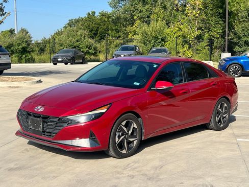 Used 2023 Hyundai Elantra Limited w/ Preferred Accessory Package FWD image 5