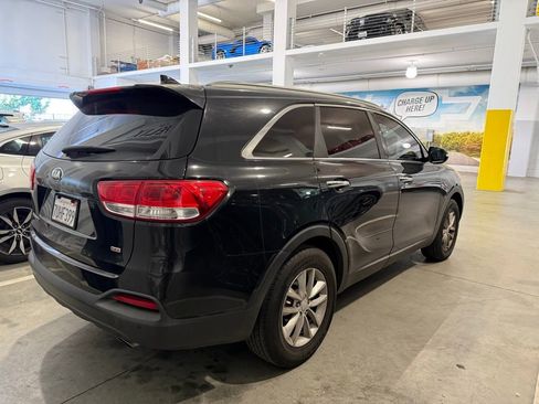 Used 2017 Kia Sorento LX w/ LX Convenience Package image 2
