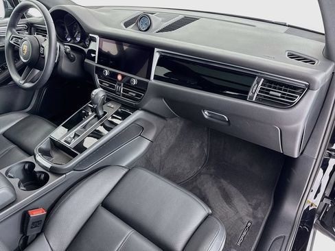 Certified 2025 Porsche Macan AWD/4WD image 31