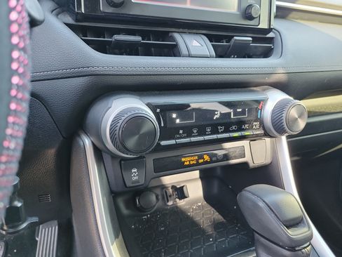Used 2019 Toyota RAV4 LE FWD image 18