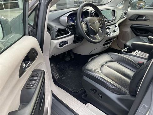 Used 2022 Chrysler Pacifica Touring-L image 10