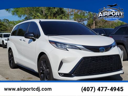 Used 2023 Toyota Sienna XSE image 1