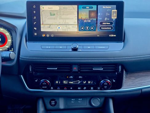 Used 2025 Nissan Rogue Platinum w/ Platinum Premium Package image 22