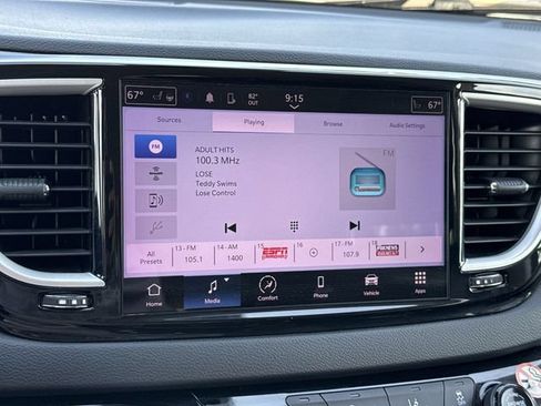 Used 2023 Chrysler Pacifica Touring-L FWD image 22
