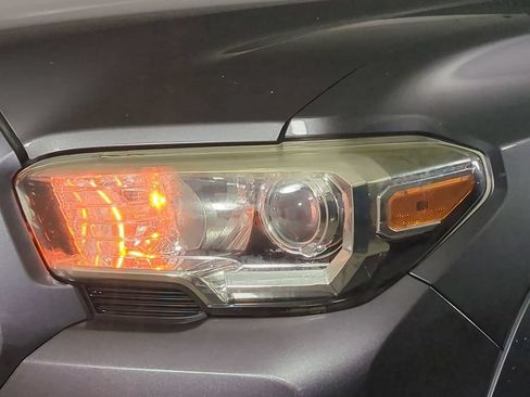 Used 2018 Toyota Tacoma SR5 RWD image 10