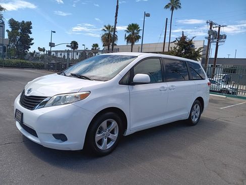 Used 2012 Toyota Sienna LE FWD image 3