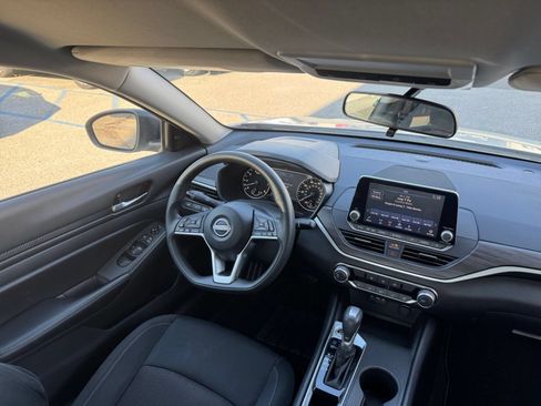Used 2025 Nissan Altima 2.5 SV FWD image 34