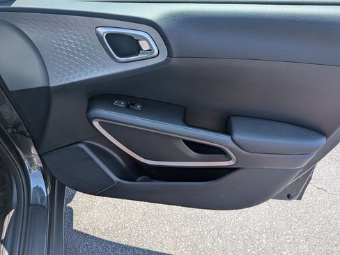 Used 2025 Kia Soul LX FWD image 30