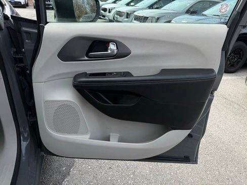 Used 2023 Chrysler Pacifica Touring-L image 19