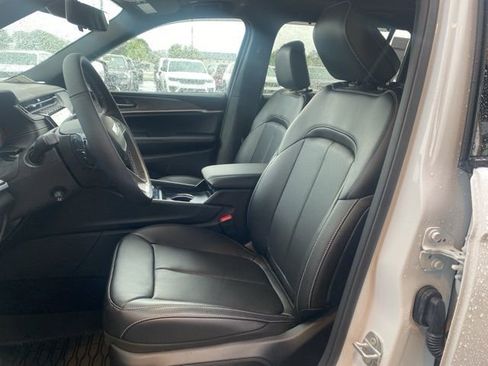 New 2025 Jeep Grand Cherokee L Limited w/ Luxury Tech Group II image 8