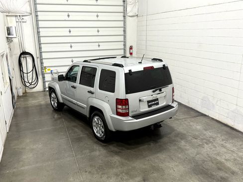 Used 2010 Jeep Liberty Limited w/ Tire & Wheel Group image 5