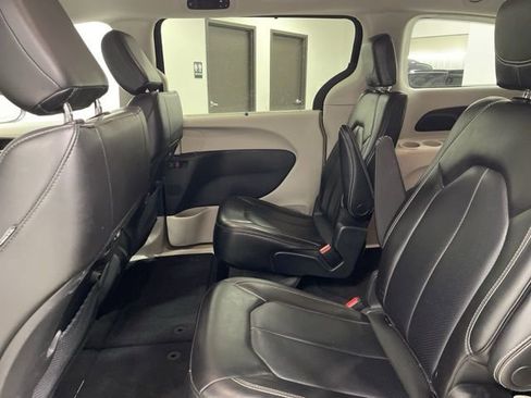 Used 2023 Chrysler Pacifica Touring-L image 24