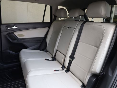 Used 2018 Volkswagen Tiguan SEL AWD/4WD image 18