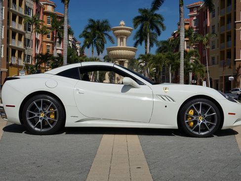 Used 2014 Ferrari California RWD image 3