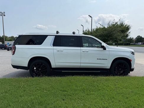 Used 2023 Chevrolet Suburban LT w/ Luxury Package AWD/4WD image 3