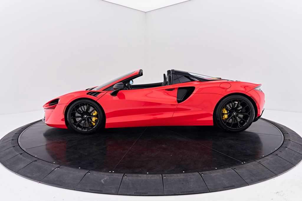 Used 2025 McLaren Artura Spider RWD image 18