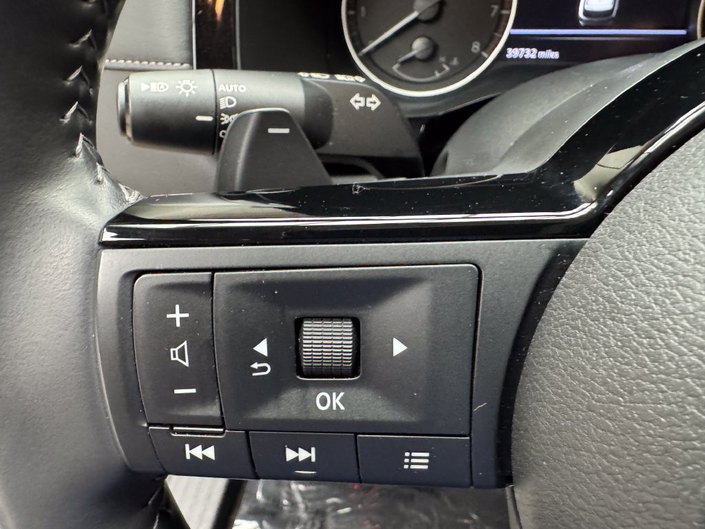 Used 2025 Nissan Pathfinder SL AWD/4WD image 14
