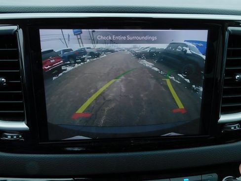 Used 2023 Chrysler Pacifica Touring-L image 36