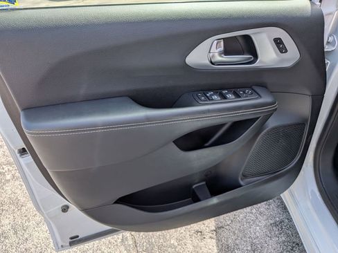 Used 2025 Chrysler Pacifica Limited FWD image 10
