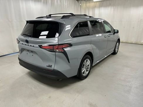 Used 2022 Toyota Sienna XLE Woodland Edition AWD/4WD image 4