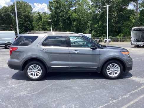 Used 2013 Ford Explorer XLT FWD image 2