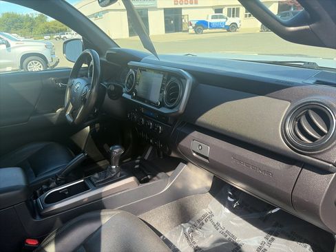 Used 2021 Toyota Tacoma TRD Off-Road w/ TRD Premium Off Road Package AWD/4WD image 17