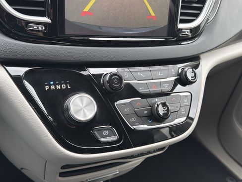 Used 2023 Chrysler Pacifica Touring-L FWD image 23