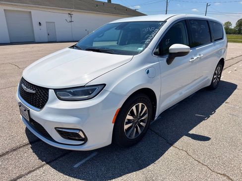 Used 2023 Chrysler Pacifica Touring-L FWD image 16