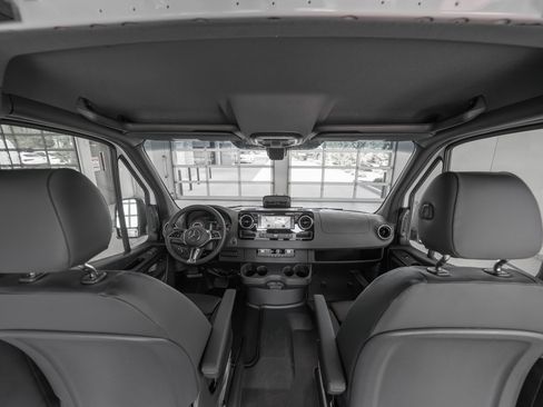 Used 2025 Mercedes-Benz Sprinter 2500 image 26