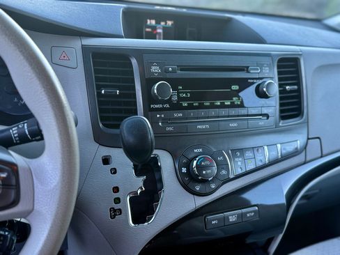 Used 2014 Toyota Sienna LE image 23