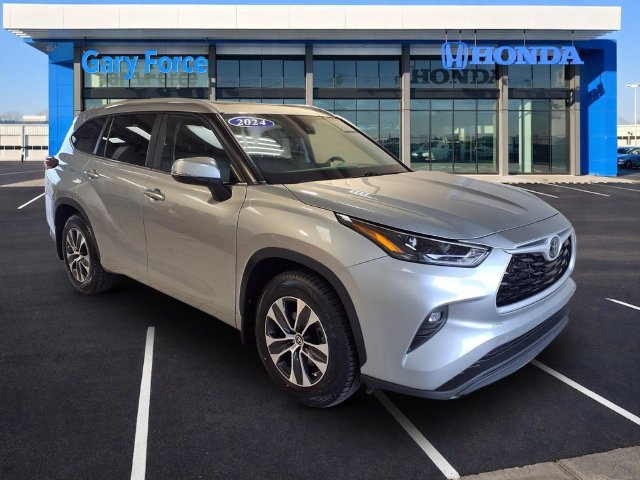 Used 2024 Toyota Highlander XLE FWD image 1